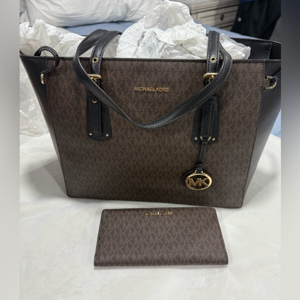 Michael Kors Jet Set Bag with matching wallet and card slot wallet - Never used